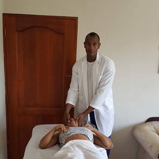 Jhon Rivas Aiken dando un masaje facial